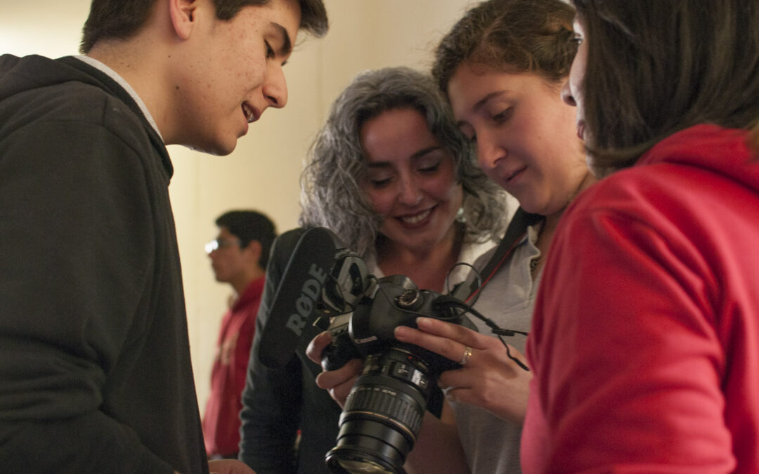 ¿Qué equipos necesito para ver y hacer cine en el colegio?